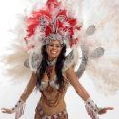 La location du costume et le défilé avec une école de samba