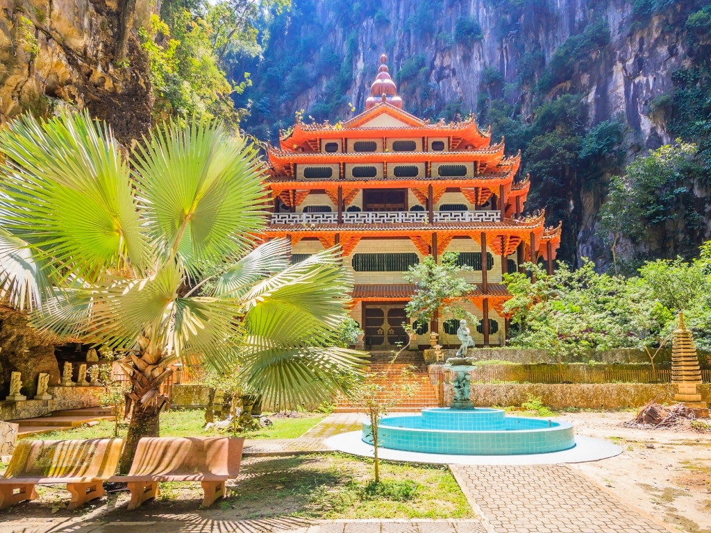 Temples rupestres et bâtisses coloniales à Ipoh
