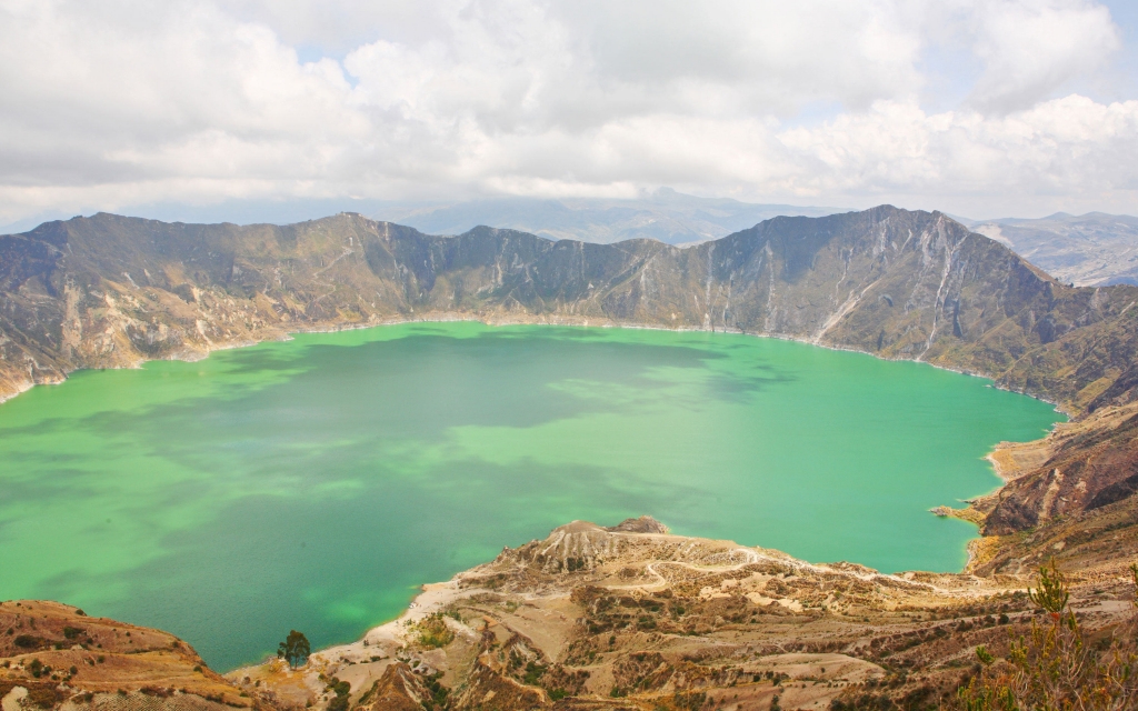 Lac turquoise et volcans