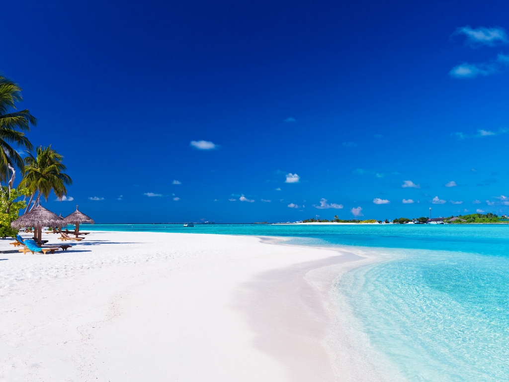 Forêt tropicale, baie de sable et vallée