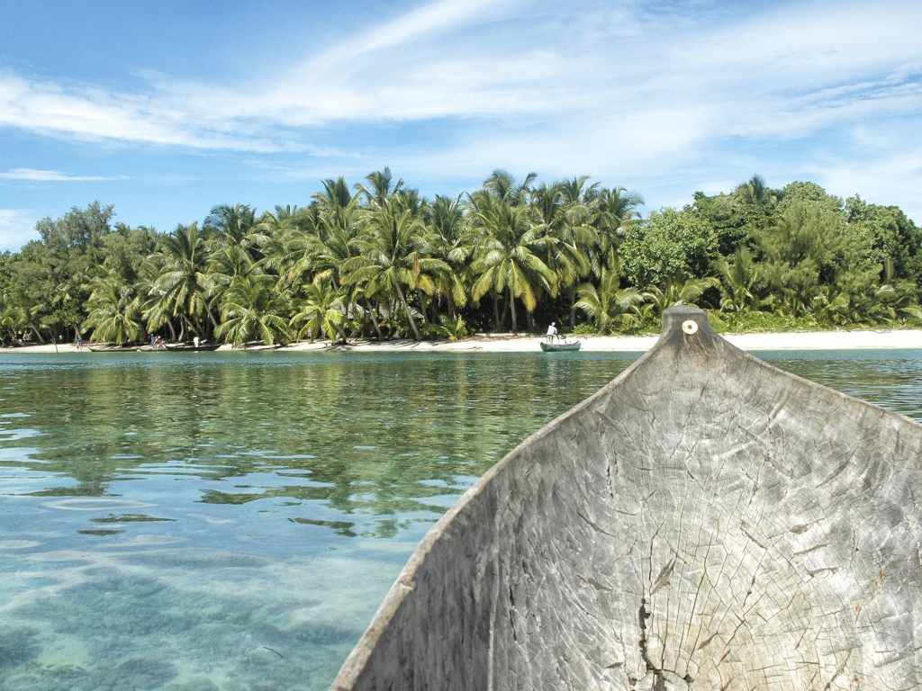 Pirogue traditionnelle sur un lagon