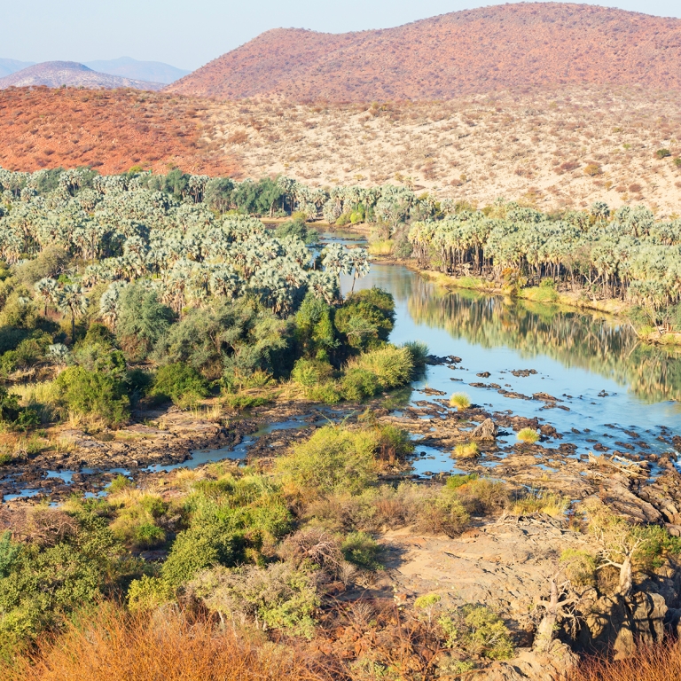 Aux confins des terres Namibiennes, le fleuve Kunene (200km)