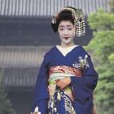 Dine in Gion and watch a traditional Japanese show