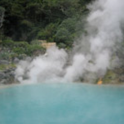 Bain dans les sources d'eaux chaudes du volcan Arenal