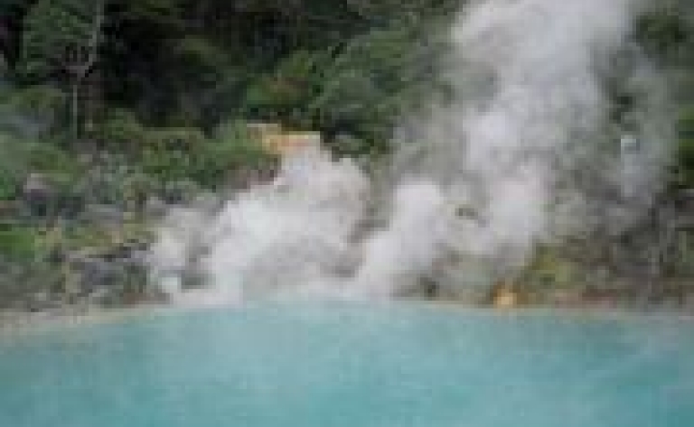 Bain dans les sources d'eaux chaudes du volcan Arenal