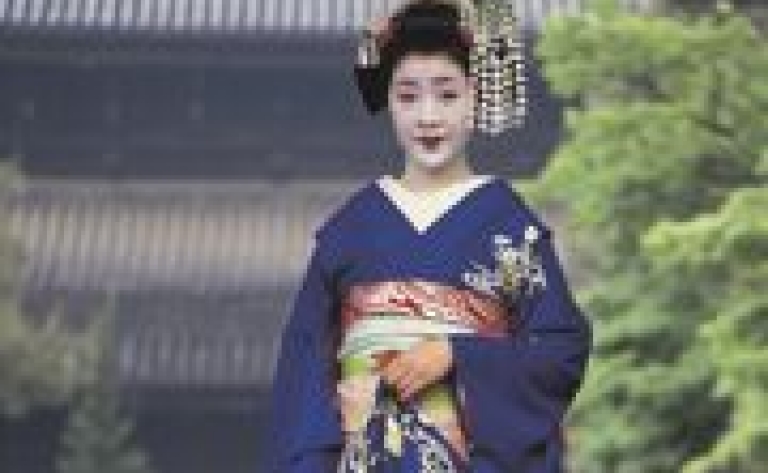 Dine in Gion and watch a traditional Japanese show