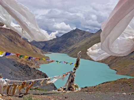 Panorama incroyable sur le lac Yamdrok-Tso