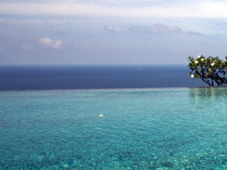 Snorkling, plongée, plage et ballade autour de l’île.