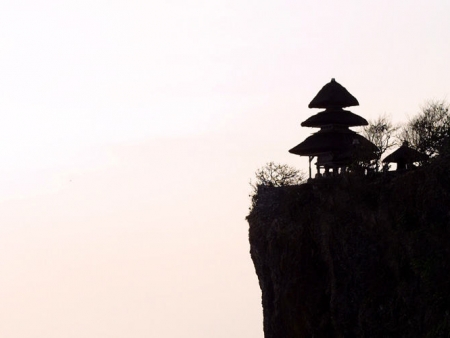 Aperçu de la richesse artistique de la région. Visite du temple de Tanah Lot.