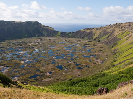 Volcan et statues « moais »