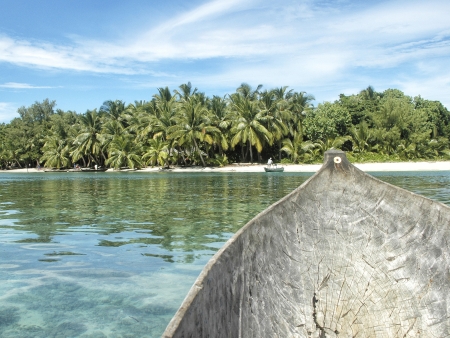 Pirogue traditionnelle sur un lagon